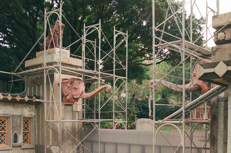 Two elephant head sculptures at the gate of the entrance of the Hsinchu Zoo in Taiwan designed by Jay Chiu Architects.