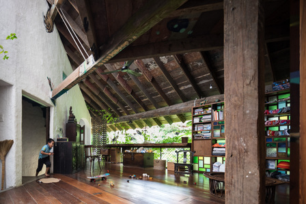 A kid running to the bedroom of a house and studio designed by a21studio.