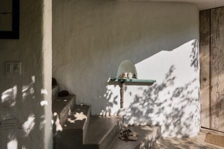 Sunlight falling on the wall of the staircase of a house and studio designed by a21studio.