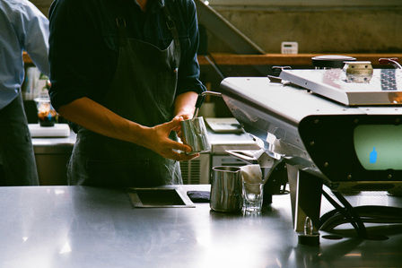 A male staff using the coffee-making machine at Blue Bottle Coffee Japan.