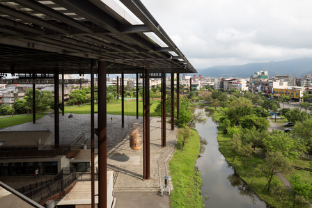 The canopy of the Luodong Cultural Working House, designed by Fieldoffice Architects, is higher than the surrounding buildings in the city.