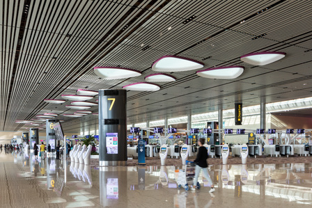 Departure hall with skylight lanterns of Changi Airport T4 designed by SAA Architects and constructed by Takenaka Corporation.