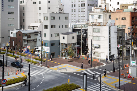 A tiny shop called "Tentoshi" located at the corner of a site is the outcome of abiding by the urban design regulation in Tokyo, Japan. It is designed by Atsuhiro Koda + Momo Sano of Comma Design Office