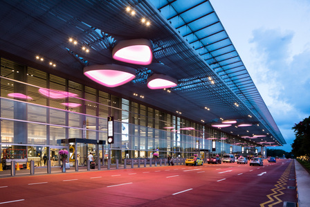 Exterior view of Changi Airport T4 designed by SAA Architects and constructed by Takenaka Corporation, taken in the evening.