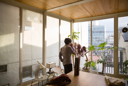 Yoshiharu Tsukamoto drinking coffee near the window of House of Atelier Bow-Wow in Tokyo Japan.
It is designed by Atelier Bow-Wow.