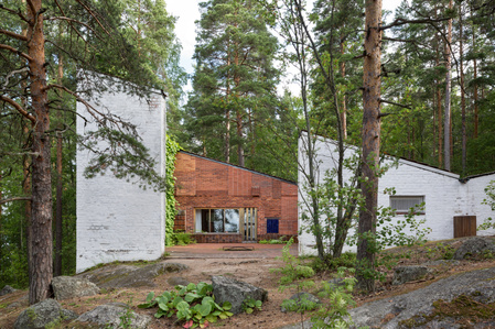 The white-painted brick wall facade of Alvar Aalto Experimental House in Muuratsalo Finland.