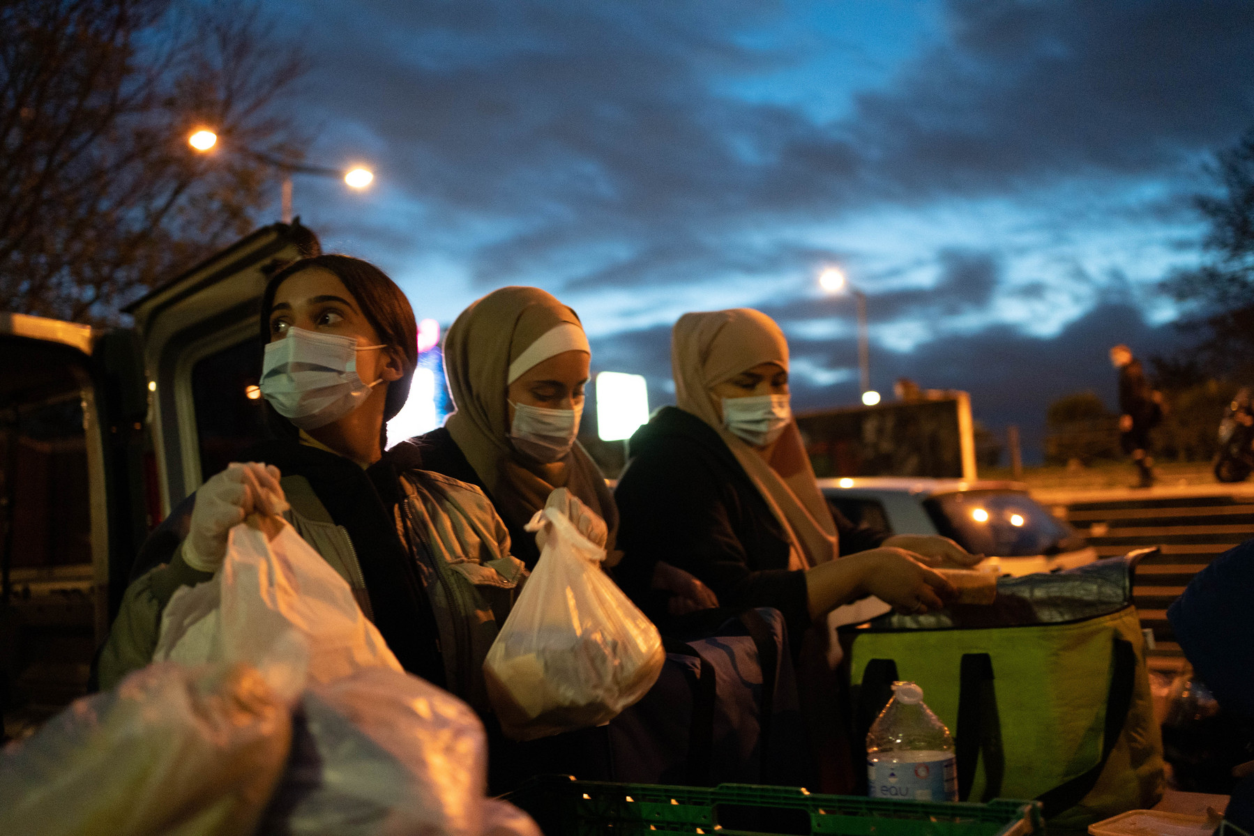 Doumia, Ines et Yasmine, bénévoles, s'activent.