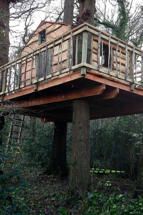 40 metre zip wire, fireman’s pole, monkey bars and various other activities. The Seriously Good team sourced 80% of the timbers from a local, sustainable source which was then milled to size on a “woodmizer mill” making a minimal CO2 footprint
