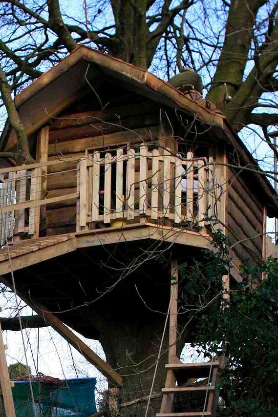 draw bridge ladder that could be hoisted up easily on a pulley system
