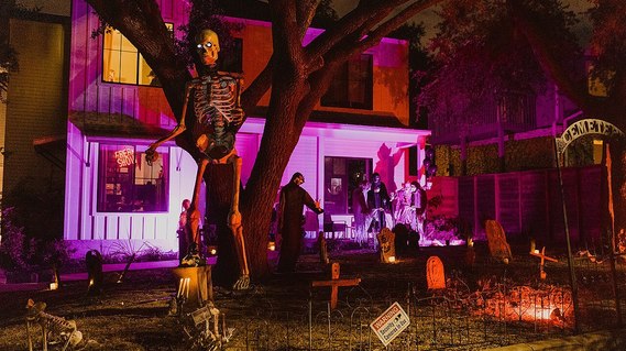 12 foot skeleton installed on a lawn at Halloween. “Austin’s Best Private Halloween Party / Neff Halloween Party – Austin Texas, 2022.” 29 October 2022. Wikicommons. CC BY 2.0. User: daveiam.