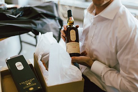 A bottle of Lagavulin is gifted to the groom 