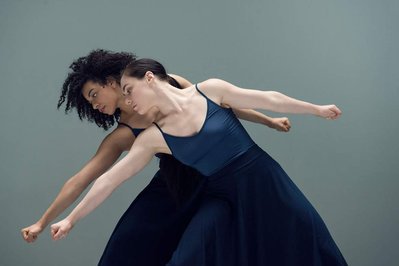 UNA Projects female dancers