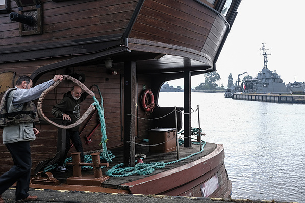 "Roza Weneda", a pirate ship replica, preaparing to for a tourist cruise at Świna rivermouth in Świnoujście, Poland, on 26.09.2023, with Polish Navy vessels in the background.