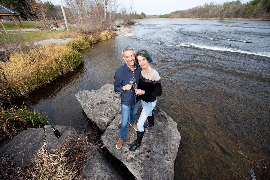 Engagement picture in Pakenham by Ottawa Photographer Frank Fenn