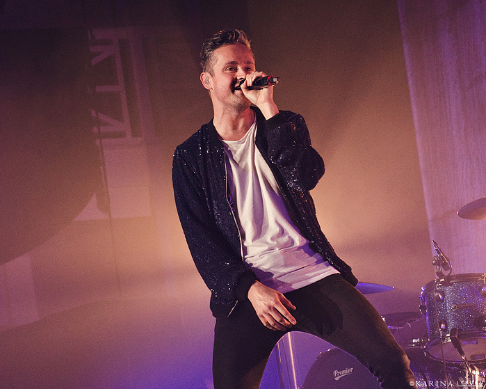 Keane lead singer, Tom Chaplin, performs at Leicester De Montfort Hall, by Nottingham based music photographer Karina Lyburn.