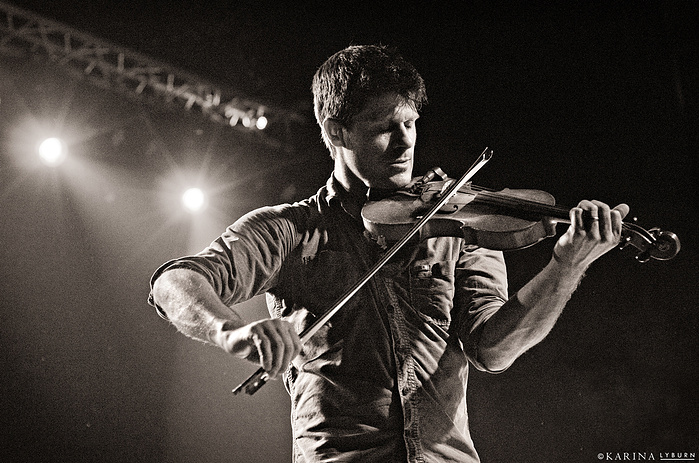 Seth Lakeman on stage in Nottingham, by Nottingham based music photographer Karina Lyburn.