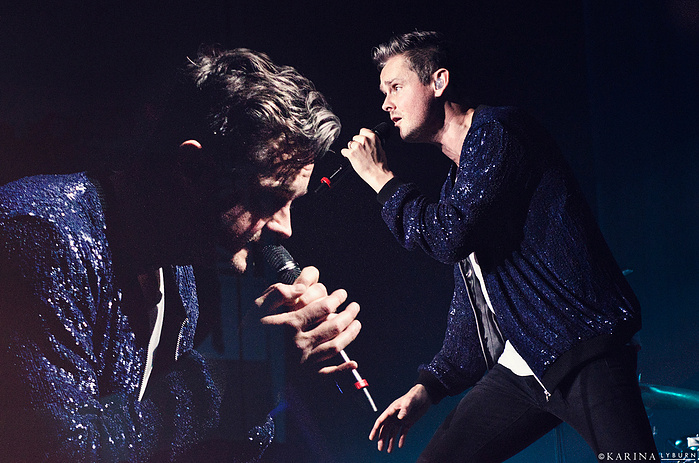 Keane lead singer, Tom Chaplin, performs at Leicester De Montfort Hall, by Nottingham based music photographer Karina Lyburn.