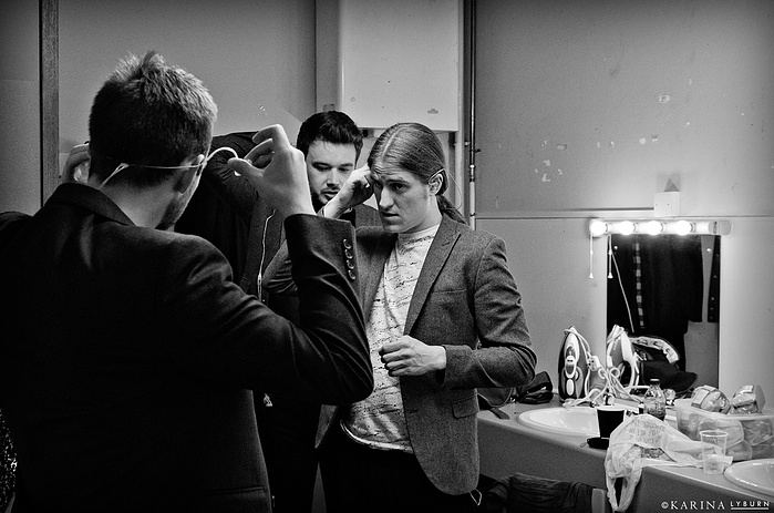 The Sons of Pitches get ready to perform, by Nottingham based music photographer Karina Lyburn.