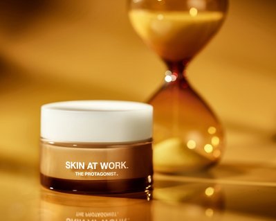 Los Angeles Product Photographer - Alex Kapustin photographed Skin at work, Skincare photography. Social, commercial, and e-commerce product photography. LA best product photographer.