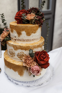 Hochzeitsfotos im Rittergut Störmede von dem Hochzeitsfotografen Florian Finke aus Paderborn - Hochzeitstorte