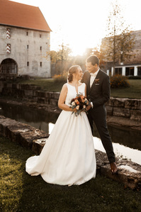 Hochzeitsfotos im Rittergut Störmede von dem Hochzeitsfotografen Florian Finke aus Paderborn - Brautpaarshooting bei Sonnenuntergang