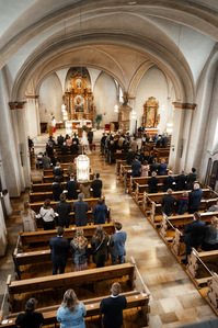 Hochzeitsfotos im Rittergut Störmede von dem Hochzeitsfotografen Florian Finke aus Paderborn - Ettelner Kirche