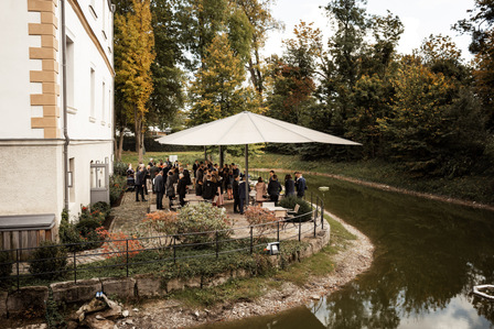 Hochzeitsfotos im Rittergut Störmede von dem Hochzeitsfotografen Florian Finke aus Paderborn - Rittergut Außenanlage