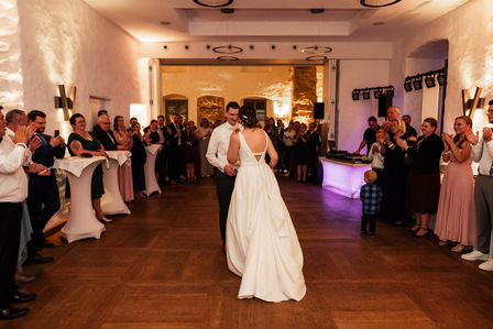 Hochzeitsfotos im Rittergut Störmede von dem Hochzeitsfotografen Florian Finke aus Paderborn - Hochzeitstanz