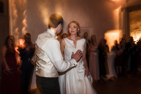 Hochzeitsfotos im Rittergut Störmede von dem Hochzeitsfotografen Florian Finke aus Paderborn - Hochzeitstanz
