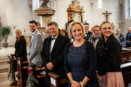 Hochzeitsfotos im Rittergut Störmede von dem Hochzeitsfotografen Florian Finke aus Paderborn - Kircheneingang