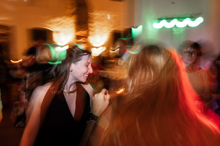 Hochzeitsfotos im Rittergut Störmede von dem Hochzeitsfotografen Florian Finke aus Paderborn - Party Tanz