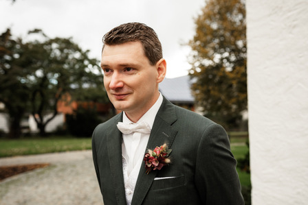 Hochzeitsfotos im Rittergut Störmede von dem Hochzeitsfotografen Florian Finke aus Paderborn - Warten des Bräutigams