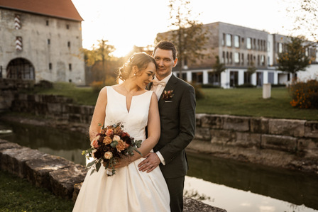 Hochzeitsfotos im Rittergut Störmede von dem Hochzeitsfotografen Florian Finke aus Paderborn - Brautpaarshooting bei Sonnenuntergang im Rittergut