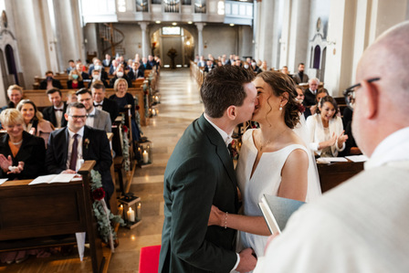 Hochzeitsfotos im Rittergut Störmede von dem Hochzeitsfotografen Florian Finke aus Paderborn - Hochzeitskuss