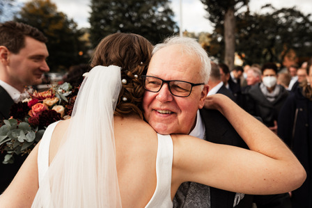 Hochzeitsfotos im Rittergut Störmede von dem Hochzeitsfotografen Florian Finke aus Paderborn - Beglückwünschung