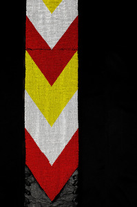 Un motif fléché, fait de perles tissées