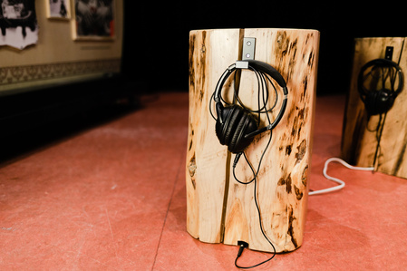 Un casque d'écoute rangé contre un banc de bois