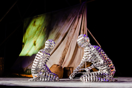 Une sculpture en aluminium représentant deux figure agenouillées l'une devant l'autre