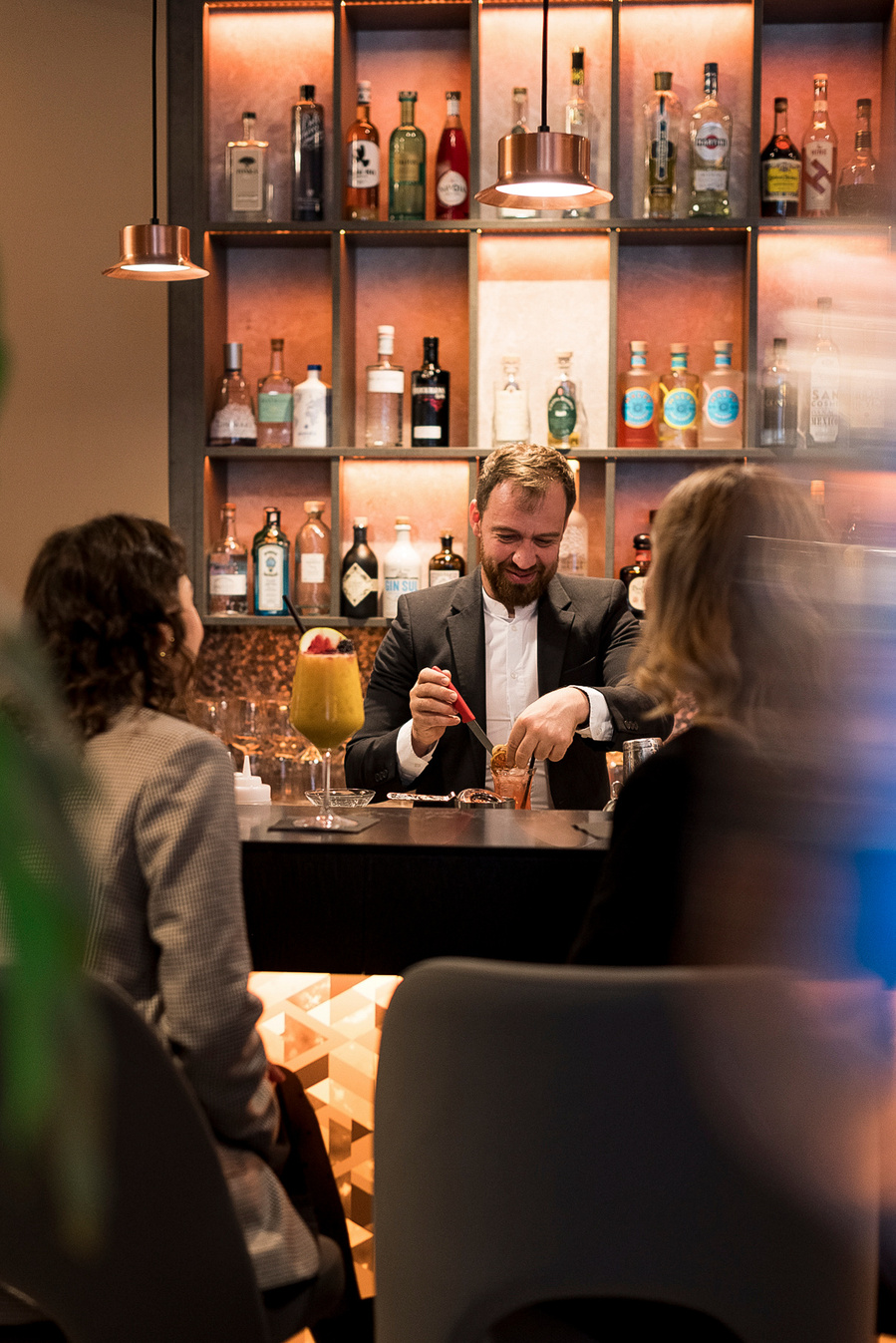 Moderne Corporate Bar Fotografie für Firmen in Nürnberg, Fürth, Süddeutschland & darüber hinaus. Businessportraits, Teamfotos & Imagebilder von Marion Stephan – professionell & authentisch.