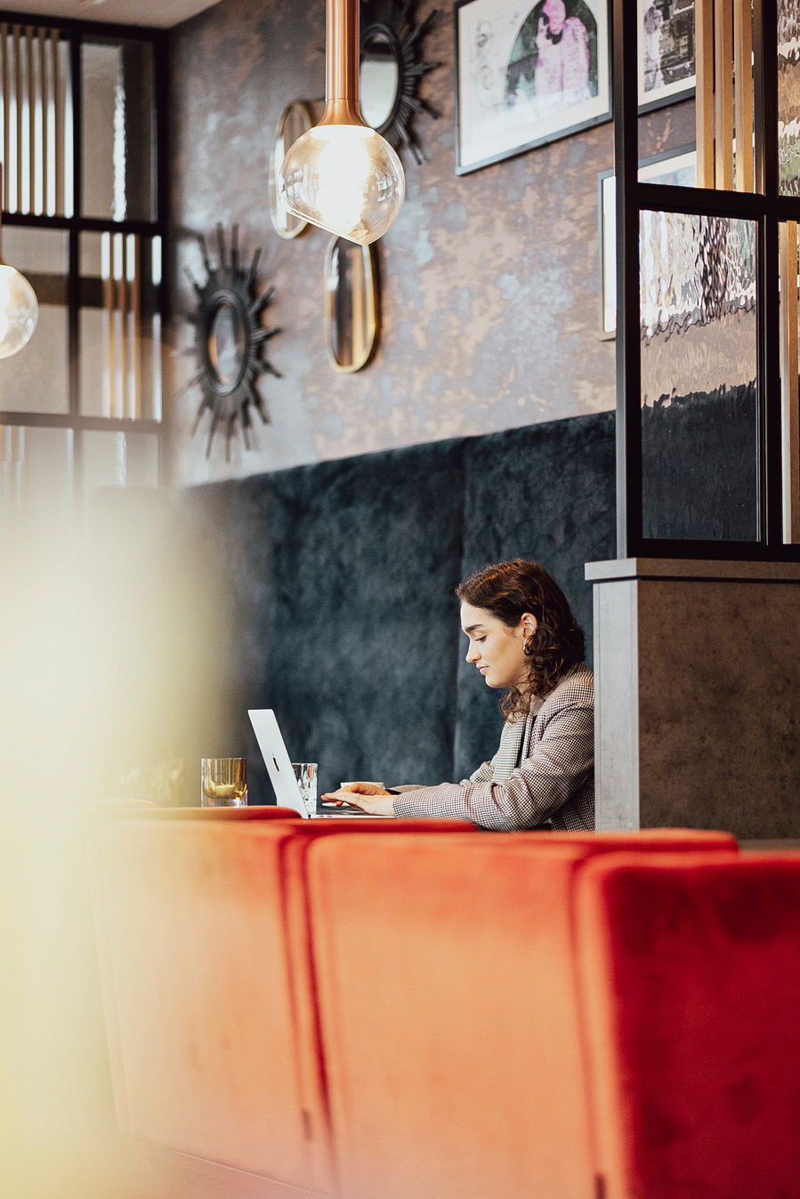 Authentische Corporate Restaurant Fotografie für Unternehmen in Fürth & Nürnberg sowie in ganz Süddeutschland und deutschlandweit. Businessportraits, Teamfotos & Imagebilder von Marion Stephan – professionell & modern.