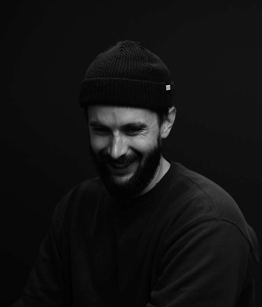 beeindruckende Schwarz-Weiß-Portrait, die unterschiedliche Emotionen einfangen Die gezielte Lichtsetzung betont Kontraste und Strukturen, ideal für künstlerische Portraitfotografie, Editorials oder Brand