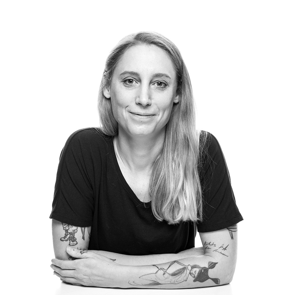 Ein minimalistisches, zeitloses Schwarz-Weiß-Portrait, das Eleganz und Natürlichkeit vereint. Durch das sanfte Lächeln und den neutralen Hintergrund eignet sich das Bild perfekt für Personal Branding, kreative Projekte oder professionelle Portfolio-Präsen