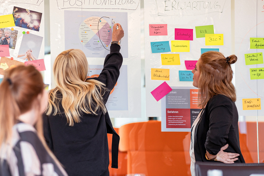 Authentische Corporate Fotografie für Unternehmen in Fürth & Nürnberg sowie in ganz Süddeutschland und deutschlandweit. Businessportraits, Teamfotos & Imagebilder von Marion Stephan – professionell & modern.