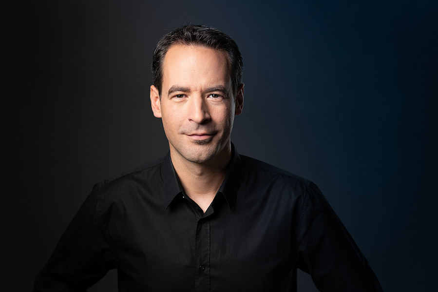 Ein modernes Businessportrait, das durch gezielte Lichtsetzung und dezente Farbverläufe eine besondere Wirkung hat. Der reduzierte Look unterstreicht die Professionalität – ideal für Unternehmensfotografie, LinkedIn-Profile oder Corporate Branding.