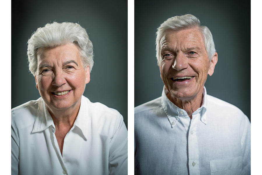 Natürliches Portrait eines älteren Mannes mit warmem Lächeln. Der dunkle Hintergrund hebt den Gesichtsausdruck hervor und verleiht dem Bild Tiefe. Perfekt für emotionale Werbekampagnen oder persönliche Projekte.