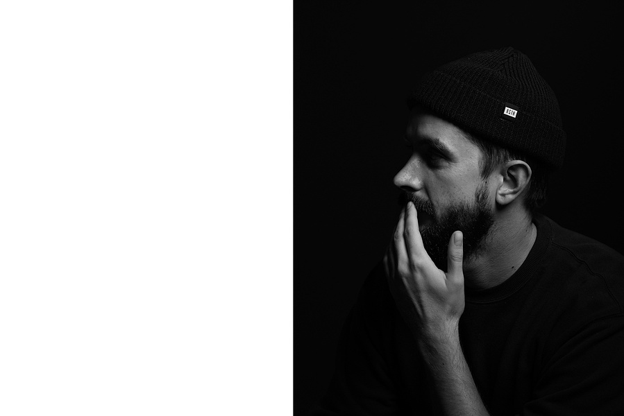beeindruckende Schwarz-Weiß-Portrait, die unterschiedliche Emotionen einfangen Die gezielte Lichtsetzung betont Kontraste und Strukturen, ideal für künstlerische Portraitfotografie, Editorials oder Brand