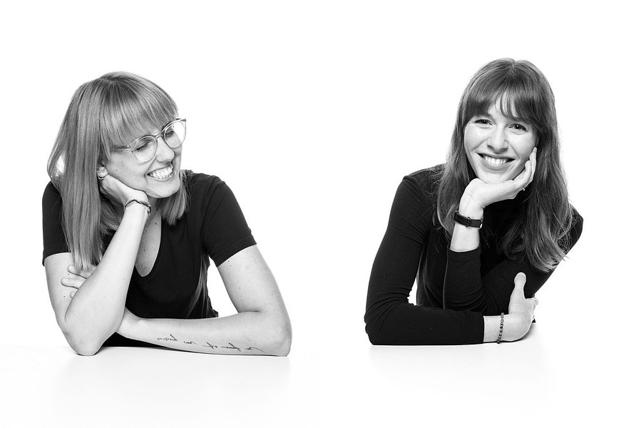 Stilvolles Schwarz-Weiß-Portrait mit authentischem Lächeln. Die minimalistische Darstellung lenkt den Fokus auf die natürliche Ausstrahlung. Perfekt für Personal Branding, kreative Fotoprojekte oder Editorials mit einem modernen Look.