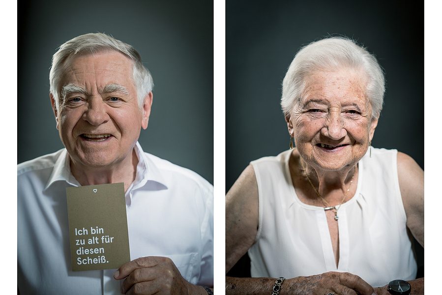 Authentisches Portrait eines älteren Mannes mit freundlichem Ausdruck. Die Karte mit augenzwinkerndem Text verleiht dem Bild eine humorvolle Note. Ideal für Marketingkampagnen, Werbekampagnen oder persönliche Projekte.