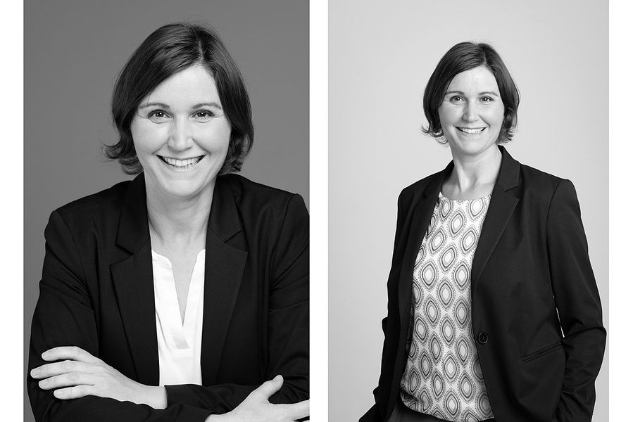 Ausdrucksstarkes Schwarz-Weiß-Businessportrait. Die Frau trägt einen schwarzen Blazer und blickt mit einem offenen Lächeln in die Kamera. Die reduzierte Farbgebung lenkt den Fokus auf den Ausdruck. Ideal für Businessprofile, Personal Branding oder Karrier