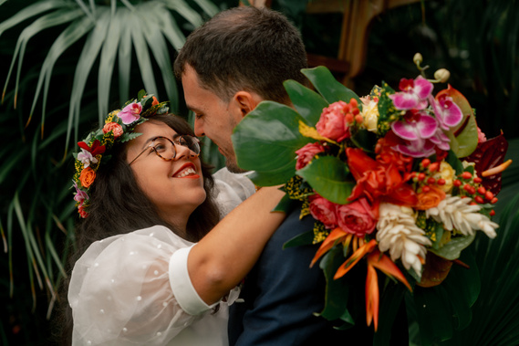 Nouveaux mariés se regardant avec un bouquet de fleurs tropicales à La Réunion.
